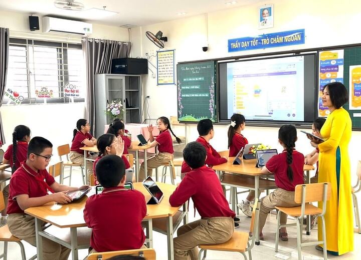 The Hanoi Department of Education and Training requested educational institutions under the Department in the area to focus on monitoring and responding to storm No. 11.