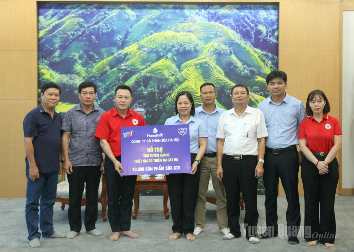 ក្រុមហ៊ុន Hanoi Milk Joint Stock Company បានបរិច្ចាកផលិតផលទឹកដោះគោចំនួន 1,000 ដើម្បីជួយឧបត្ថម្ភ Tuyen Quang។
