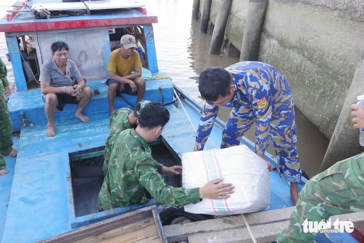 Vĩnh Long phát hiện 7 tấn vảy tê tê, da trăn, xương động vật tuồn về Việt Nam - Ảnh 1.