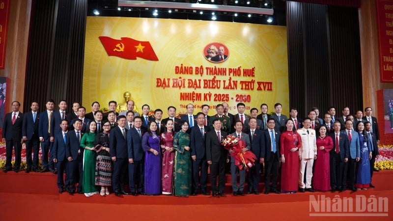 Ban chấp hành Đảng bộ thành phố Huế khóa XVII ra mắt.