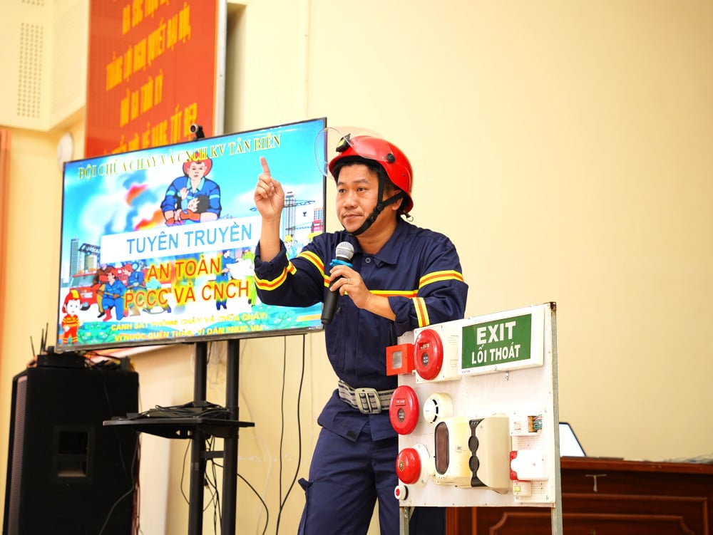 Cảnh sát PCCC&CNCH tuyên truyền pháp luật PCCC và hướng dẫn các biện pháp phòng chống cháy nổ