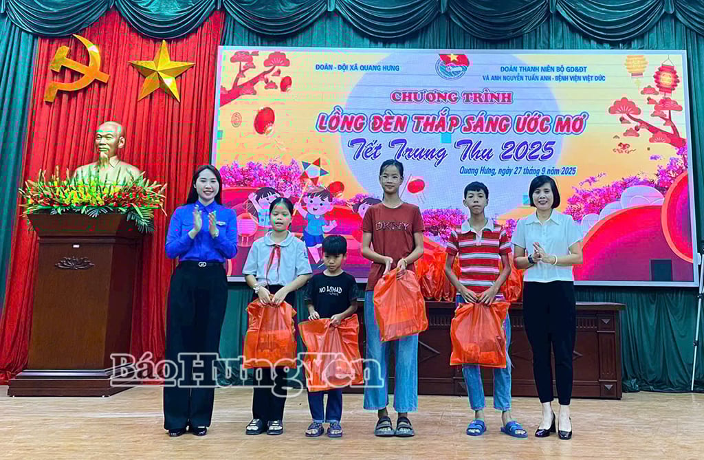 សម្ព័ន្ធយុវជនឃុំ Quang Hung ជូនអំណោយដល់សិស្សានុសិស្សដែលជួបការលំបាកក្នុងឃុំ។
