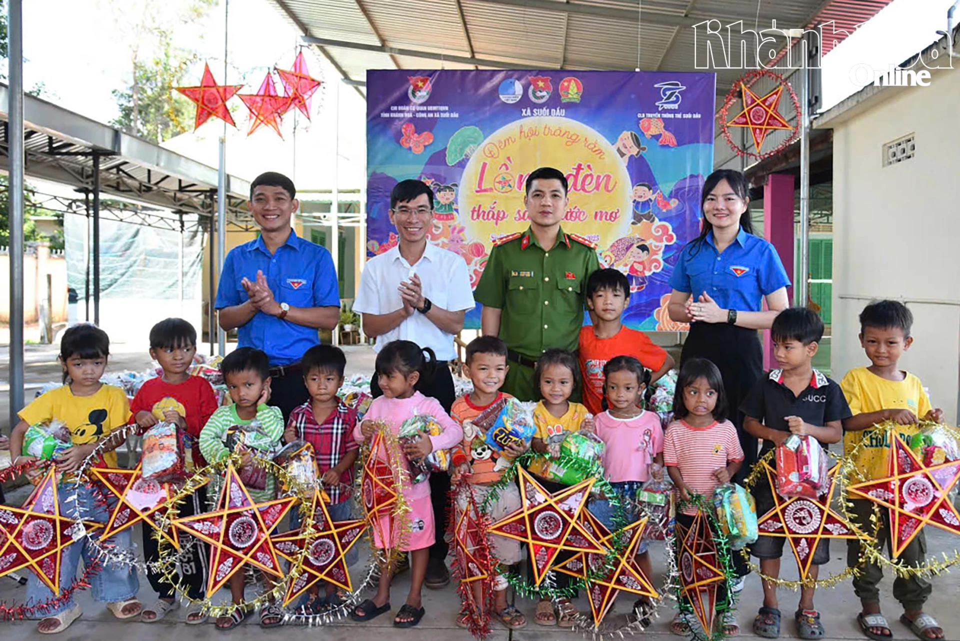ផ្តល់អំណោយ និងចង្កៀងផ្កាយដល់កុមារ។