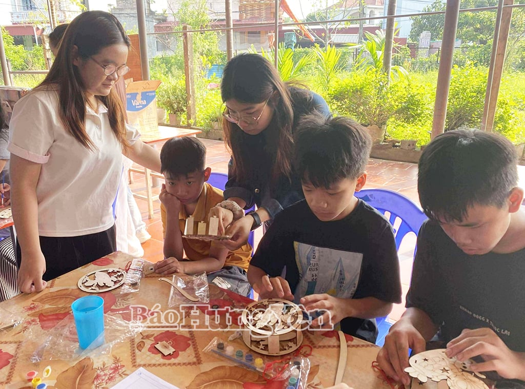 សិស្សានុសិស្សនៅមជ្ឈមណ្ឌលក្តីសង្ឃឹម Tien Cau ឃុំ Hiep Cuong ធ្វើគោមដោយដៃ។
