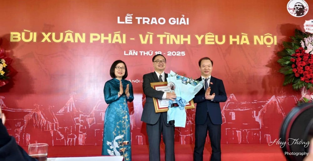 តន្ត្រីករ Tran Tien ទទួលបាន “ពានរង្វាន់ Bui Xuan Phai - សម្រាប់សេចក្តីស្រឡាញ់ទីក្រុងហាណូយ” - រូបថតទី ៤