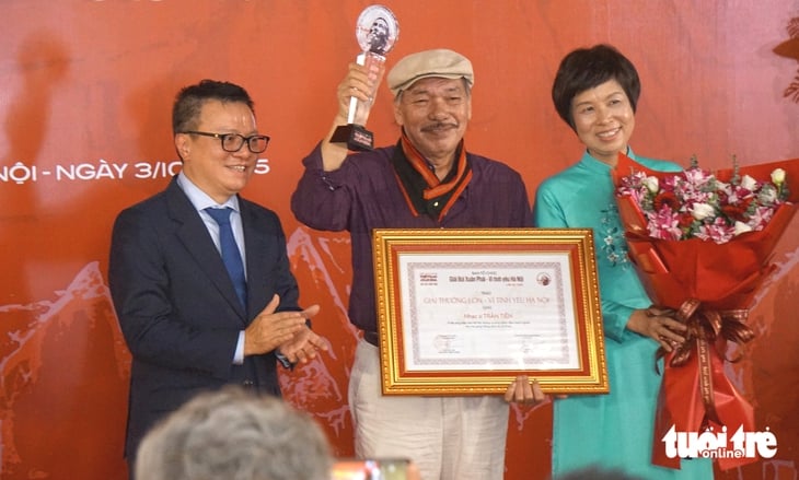 Trần Tiến nhận Giải thưởng Bùi Xuân Phái Vì tình yêu Hà Nội: 'Đời tôi đâu có ngờ' - Ảnh 2.