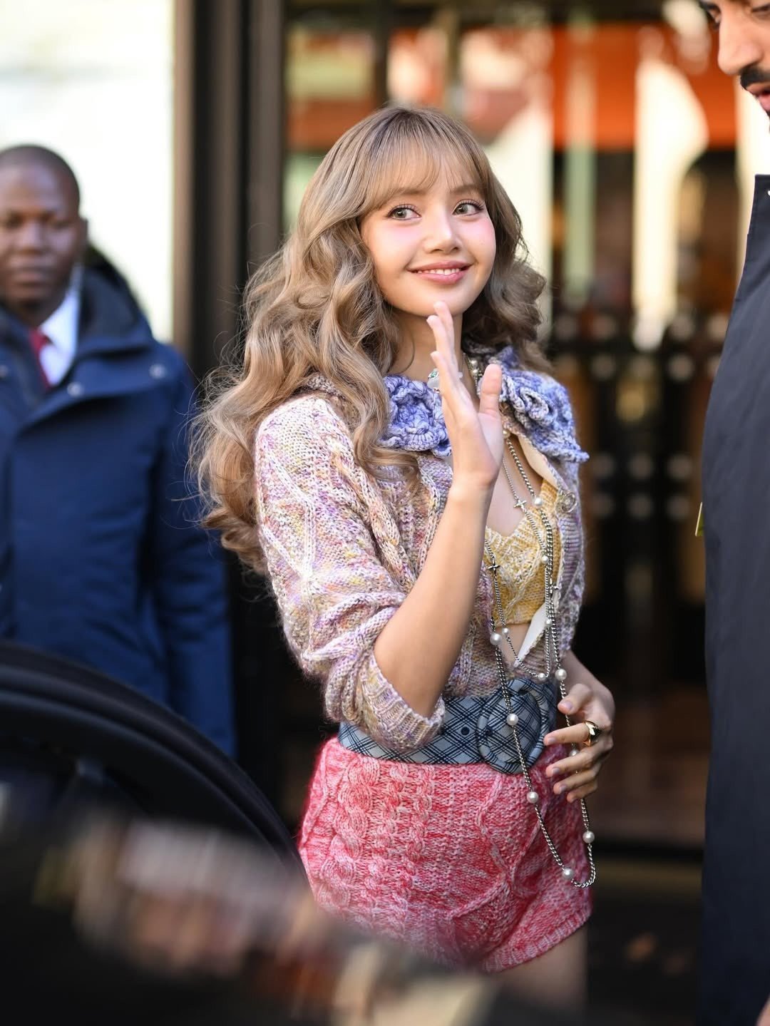 Lisa và các mỹ nhân chinh phục Tuần lễ thời trang Paris với mẫu quần siêu ngắn - Ảnh 2.