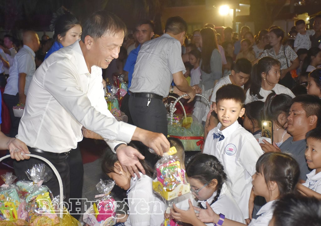 Đồng chí Phó Chủ tịch UBND tỉnh Nguyễn Hùng Nam tặng quà thiếu nhi.