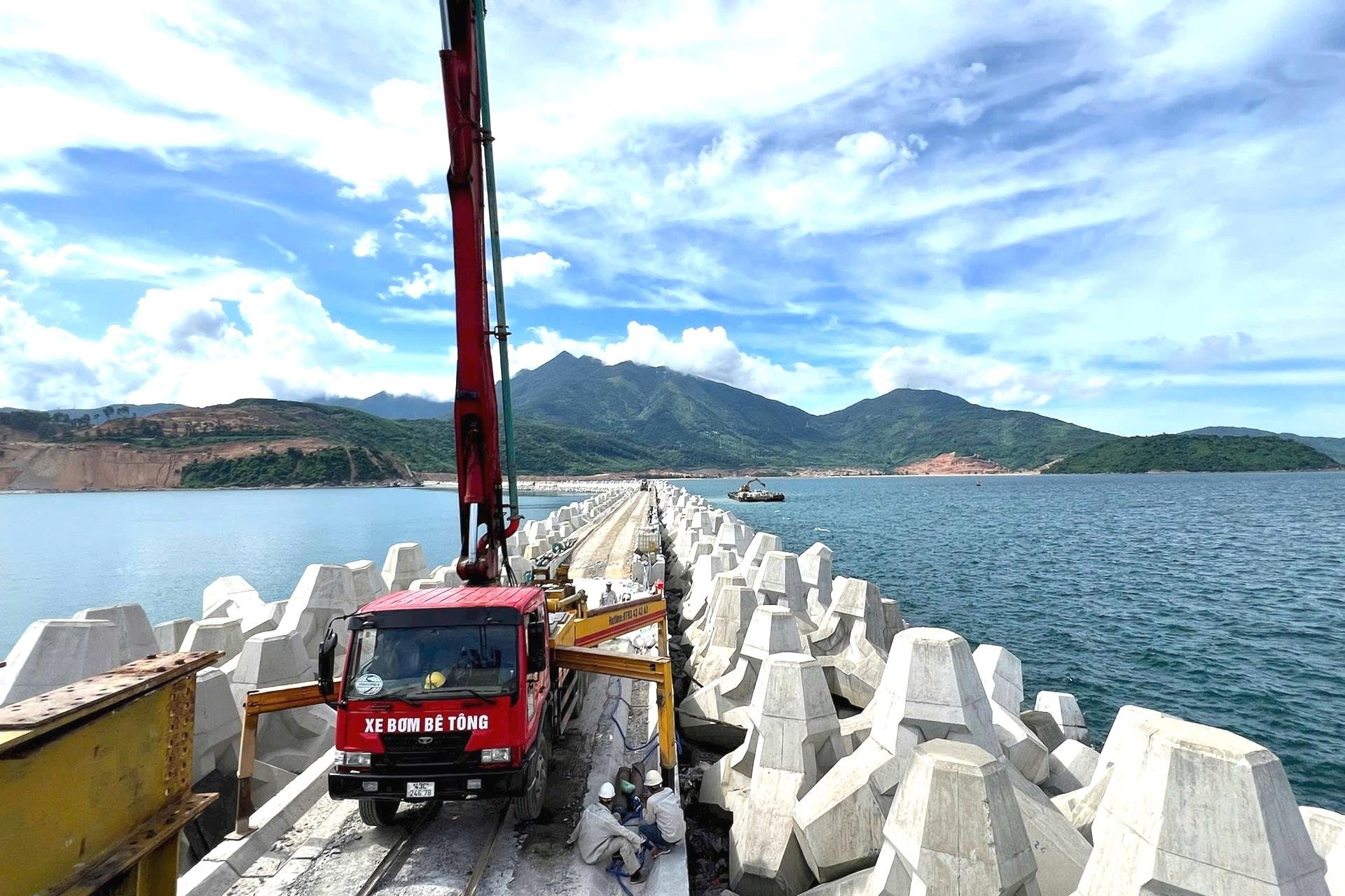 Thi công dự án Bến cảng Liên Chiểu - phần cơ sở hạ tầng dùng chung. Ảnh: THÀNH LÂN