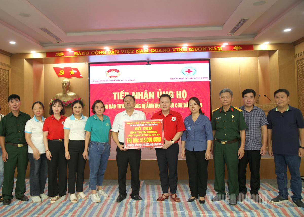 Đồng chí Lý Thị Lan và Ủy ban MTTQ Việt Nam tỉnh, Hội Chữ thập đỏ tỉnh tiếp nhận hỗ trợ của các đơn vị tài trợ.