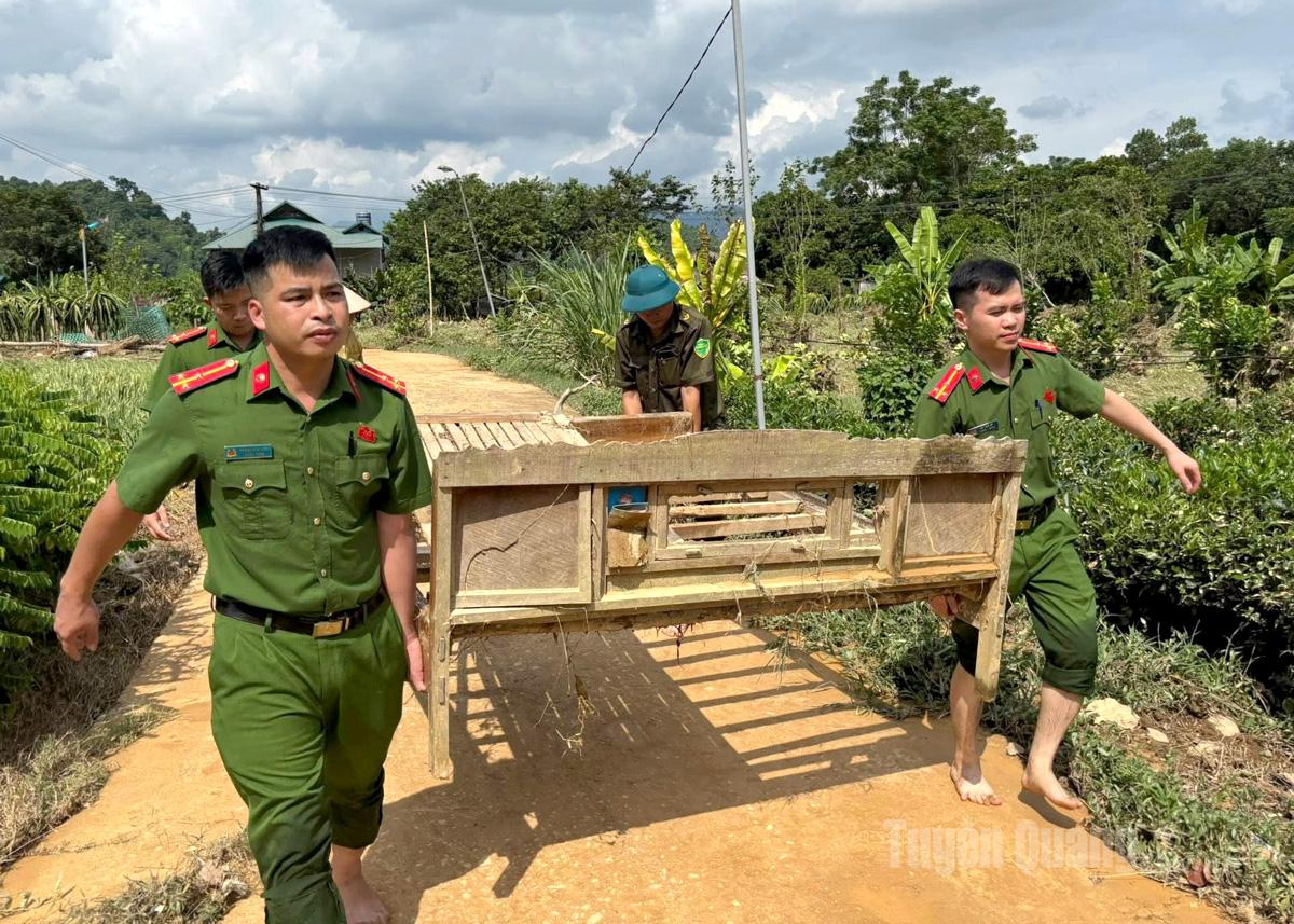 Công an xã Yên Phú hỗ trợ người dân ổn định đời sống sau lũ.