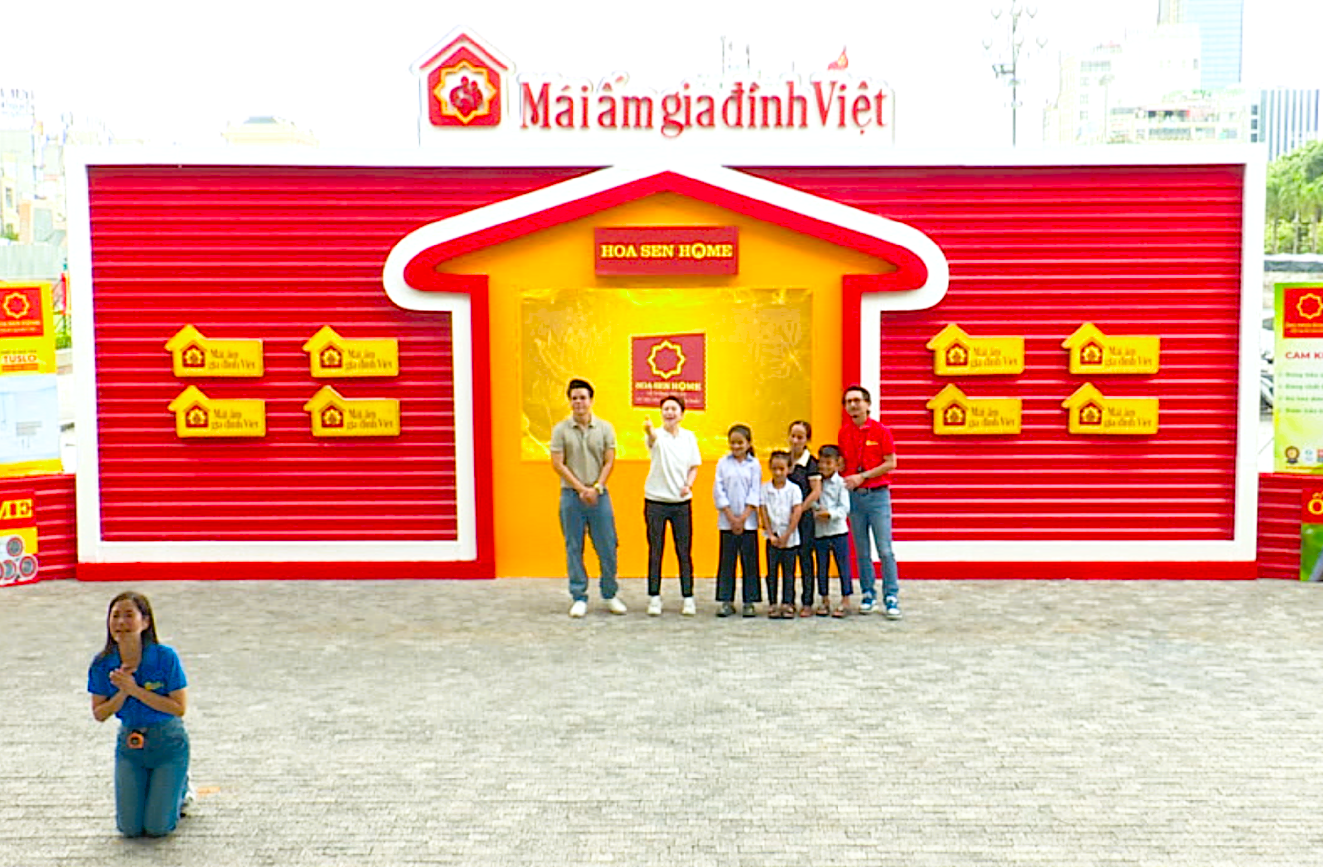 Không ngại đánh đổi hình tượng nghệ sĩ, Lâm Vỹ Dạ quỳ gối để xin một suất sửa nhà cho bé gái mồ côi cha.
