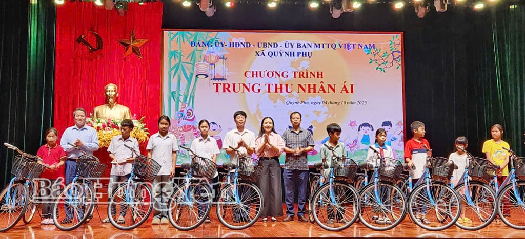 Der ständige stellvertretende Vorsitzende des Provinzkomitees der Vaterländischen Front Vietnam und die Vorsitzenden der Gemeinde Quynh Phu überreichten armen Schülern, die Schwierigkeiten überwunden hatten, Fahrräder.