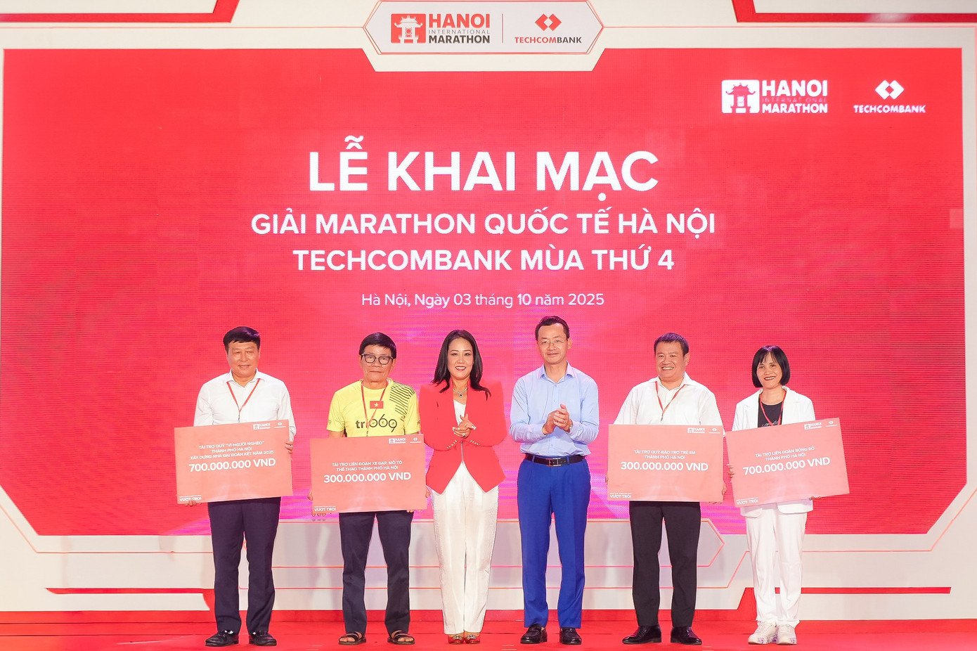 tai-le-khai-mac-techcombank-trao-tang-2-ty-dong-tai-tro-quy-vi-nguoi-ngheo-ha-noi-xay-dung-nha-dai-doan-ket-quy-bao-tro-tre-em-ha-noi-lien-doan-bong-ro-va-lien-doan.jpg