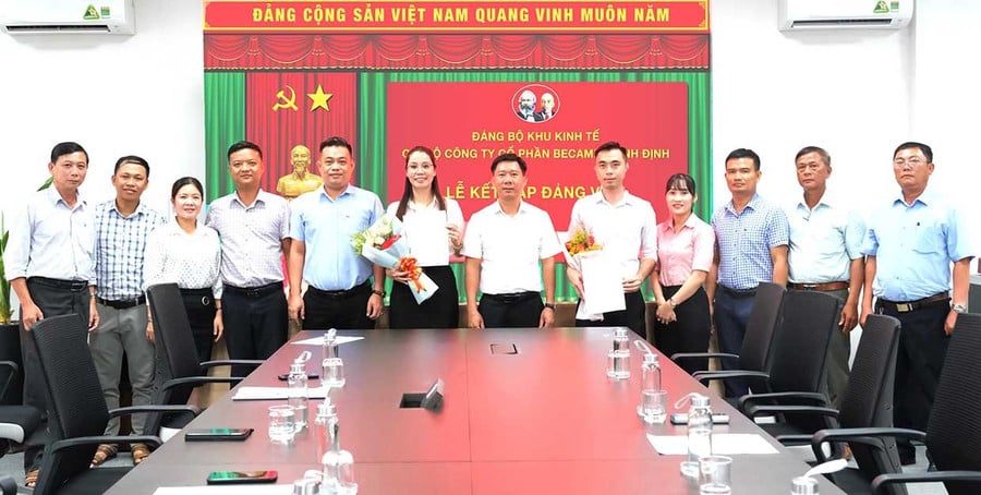 Lễ kết nạp đảng viên tại Chi bộ Công ty Cổ phần Becamex Bình Định. Ảnh: N.H
