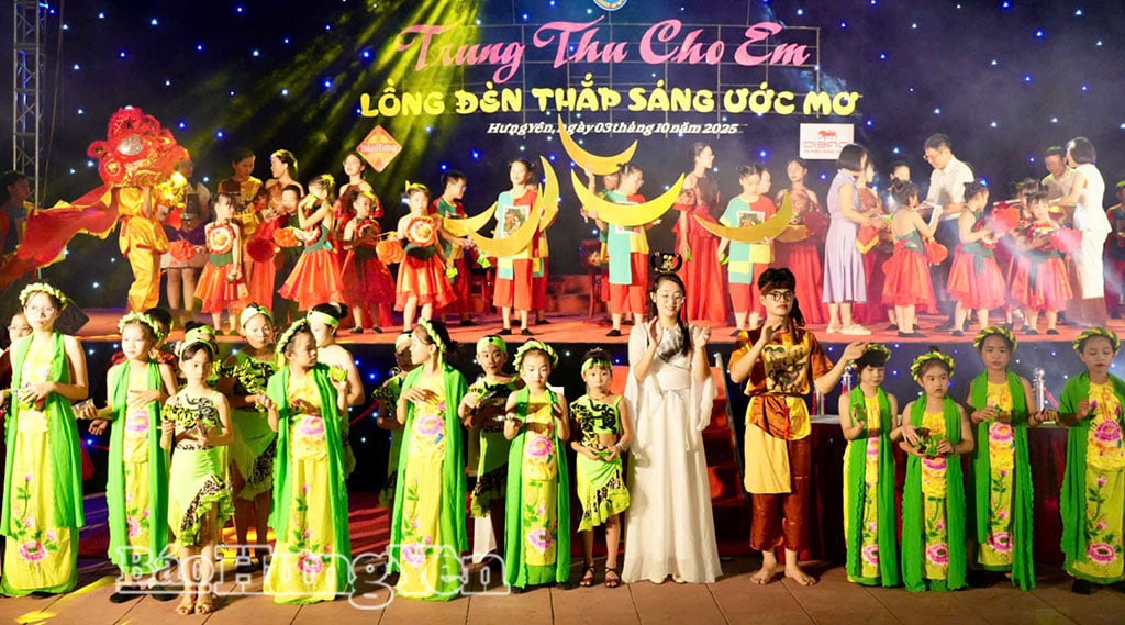 Tiết mục nghệ thuật đặc sắc do các em thiếu nhi biểu diễn.