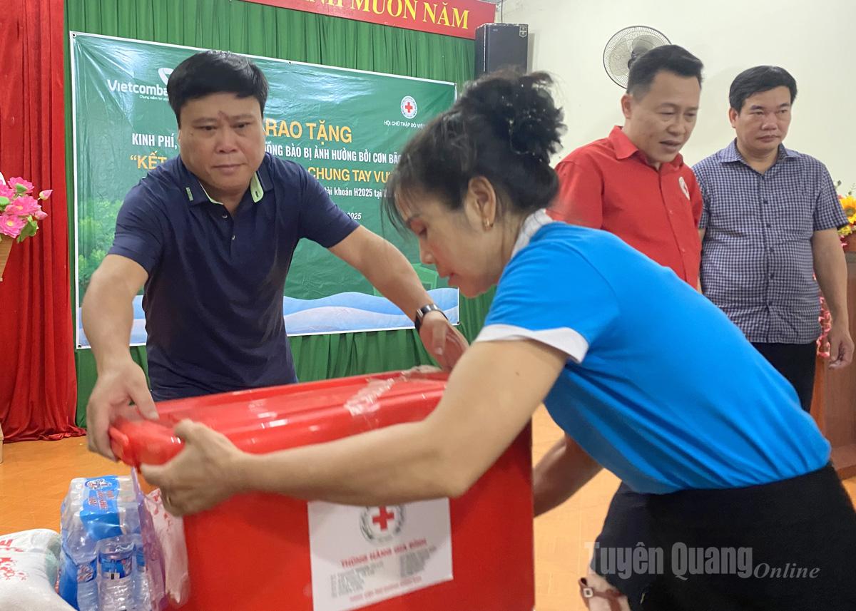 Các thùng hàng cứu trợ sẽ thiết thực hỗ trợ người dân qua giai đoạn khó khăn.