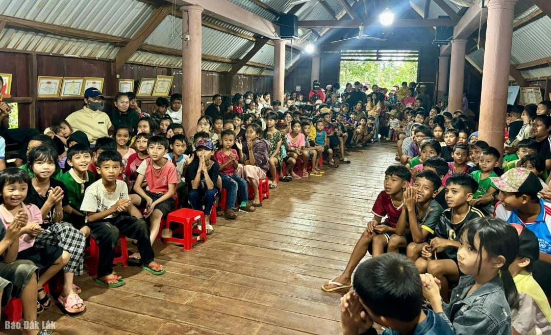 កុមារ​មួយ​ចំនួន​ធំ​នៅ​ភូមិ​គរកាប