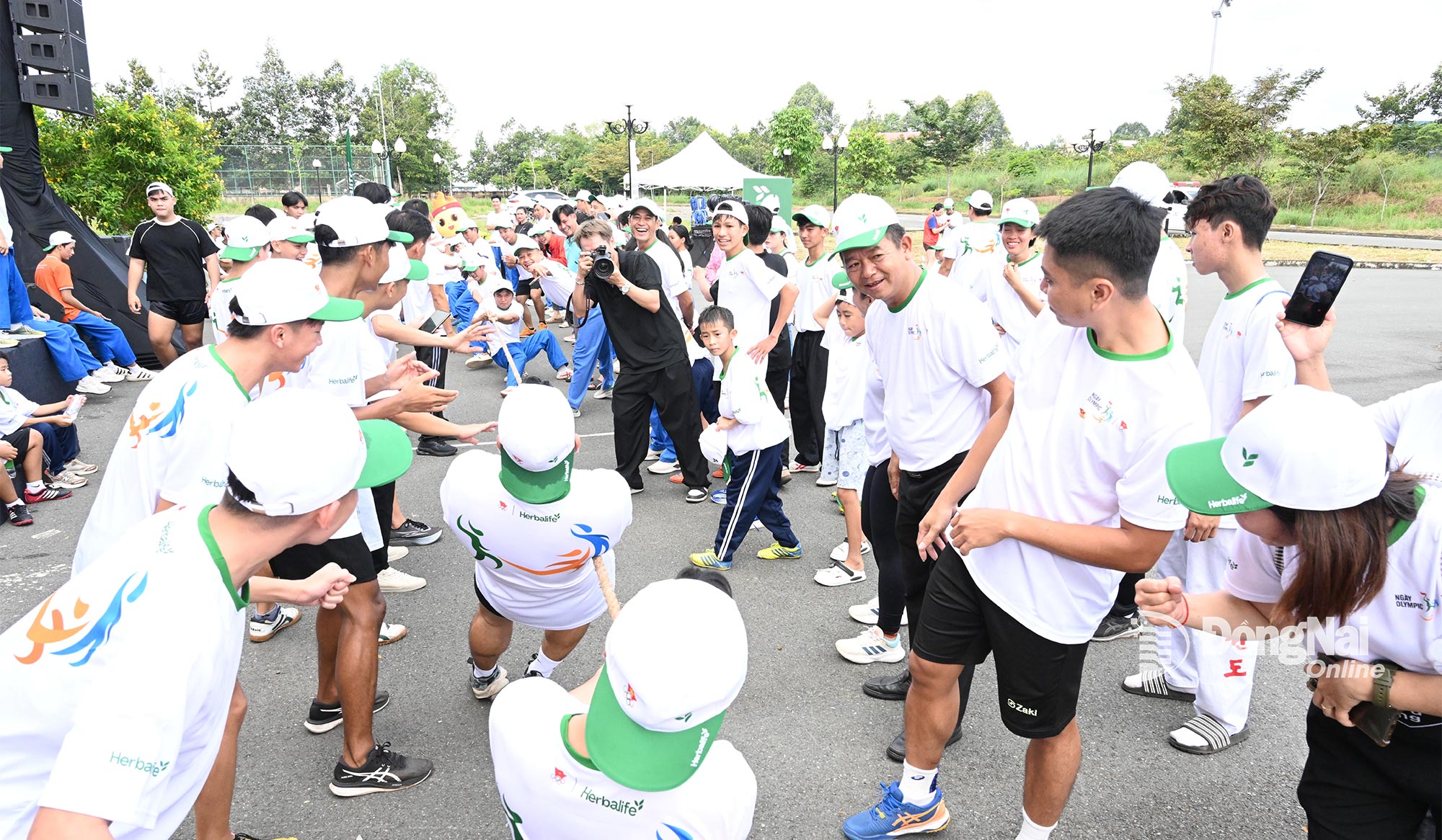 Teams and groups competing in tug of war at the event. Photo: Nguyen Tan - Trung Quang