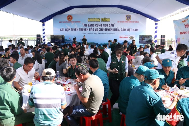 Quân - dân cùng ăn sáng trên tàu kiểm ngư, bàn chuyện đánh bắt và bảo vệ chủ quyền Tổ quốc - Ảnh 4.