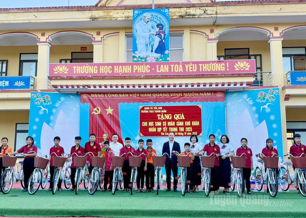 សិស្សានុសិស្សនៃអនុវិទ្យាល័យ Thang Quan ឃុំ Yen Son ខេត្ត Tuyen Quang ទទួលបានកង់។