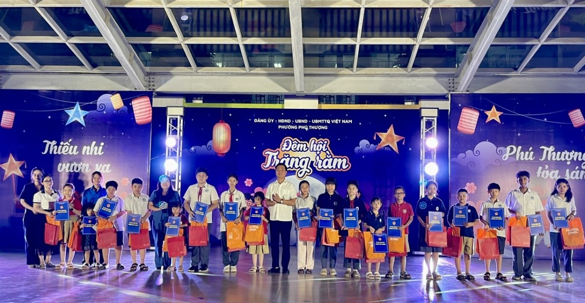 Rộn ràng đêm hội Trăng rằm “Phú Thượng tỏa sáng - Thiếu nhi vươn xa”- Ảnh 2.