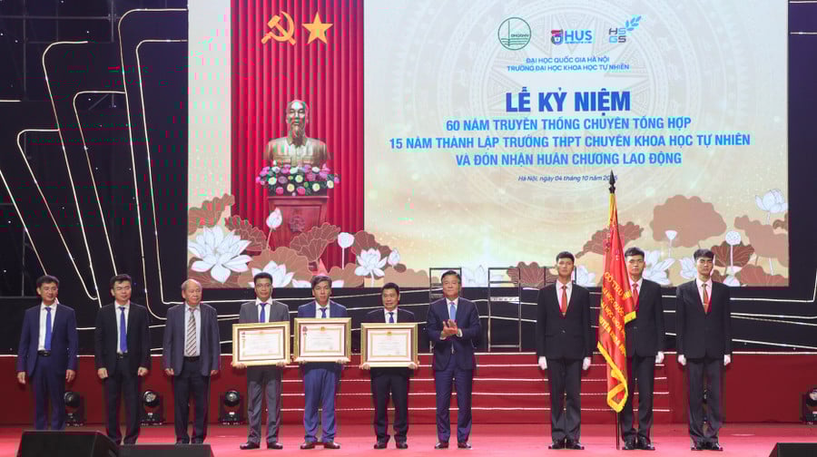 vnu-ky-niem-60-nam-truyen-thong-va-15-nam-thanh-lap-chuyen-khtn-22.jpg
