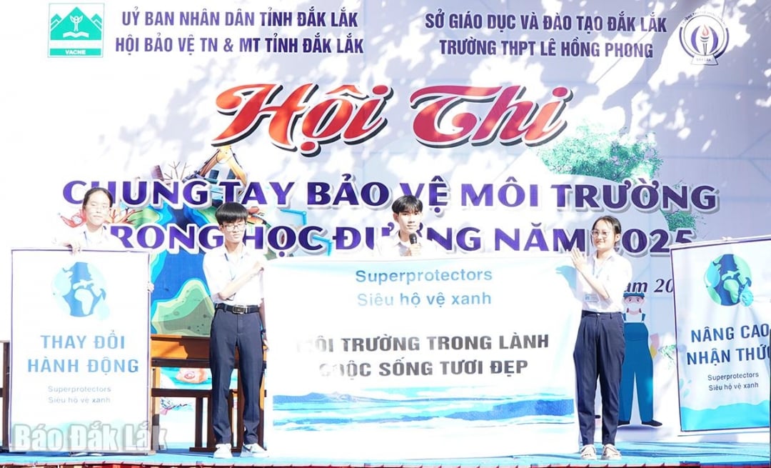 Schüler der Le Hong Phong High School vermitteln die Botschaft des Umweltschutzes.