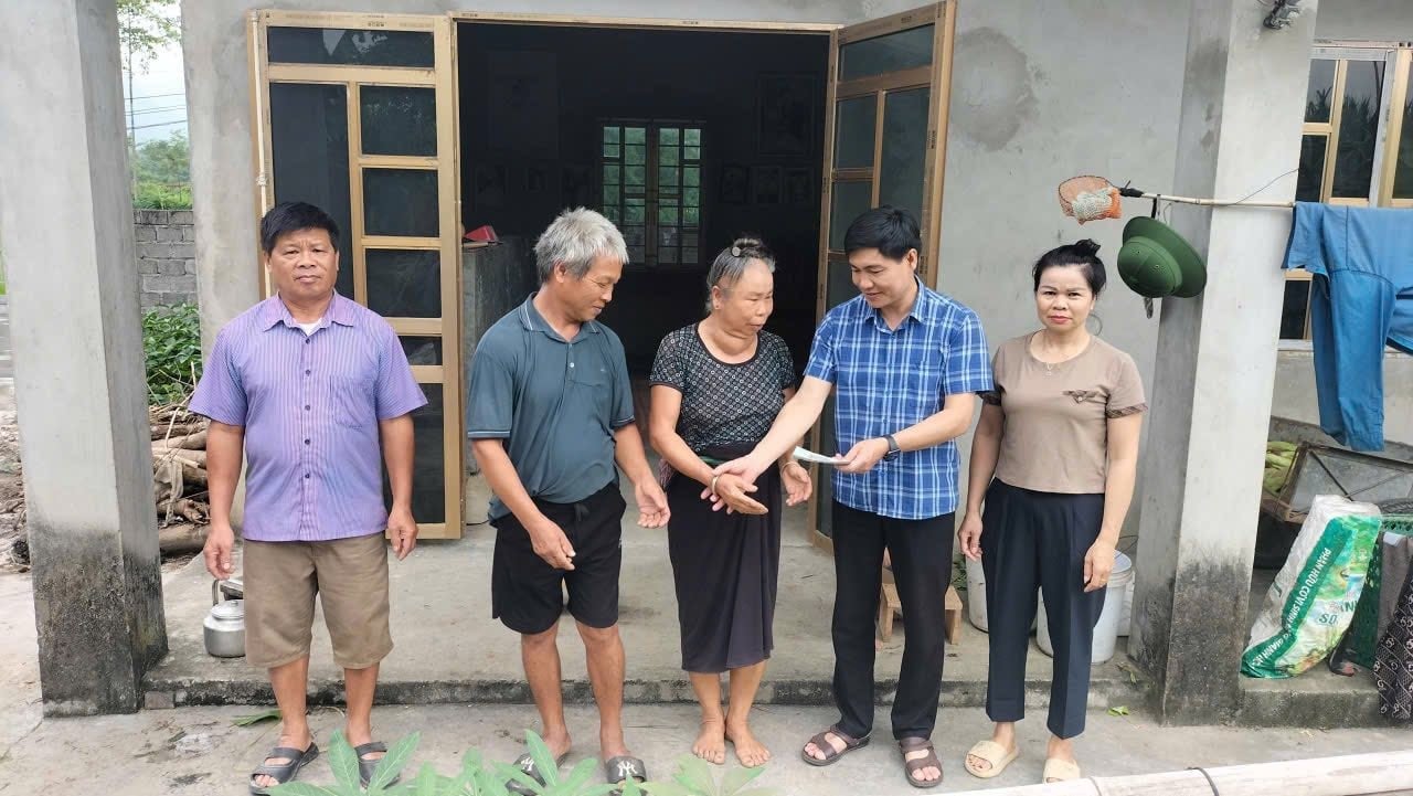 ong-bui-dinh-vuong-ao-chu-tich-ubmttq-phuong-cau-thia-trao-qua-ho-tro-nhan-dan.jpg