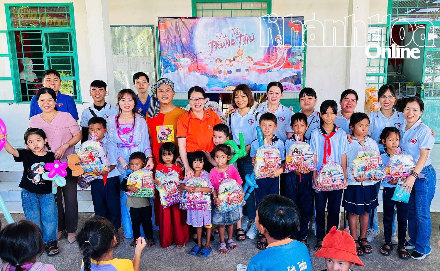 ថ្នាក់ដឹកនាំគណៈកម្មាធិការរណសិរ្សមាតុភូមិវៀតណាមនៃសង្កាត់ Do Vinh និងក្រុមអតីតយុទ្ធជនកាកបាទក្រហម Phan Rang-Thap Cham បានប្រគល់អំណោយពាក់កណ្តាលរដូវស្លឹកឈើជ្រុះដល់កុមារ។