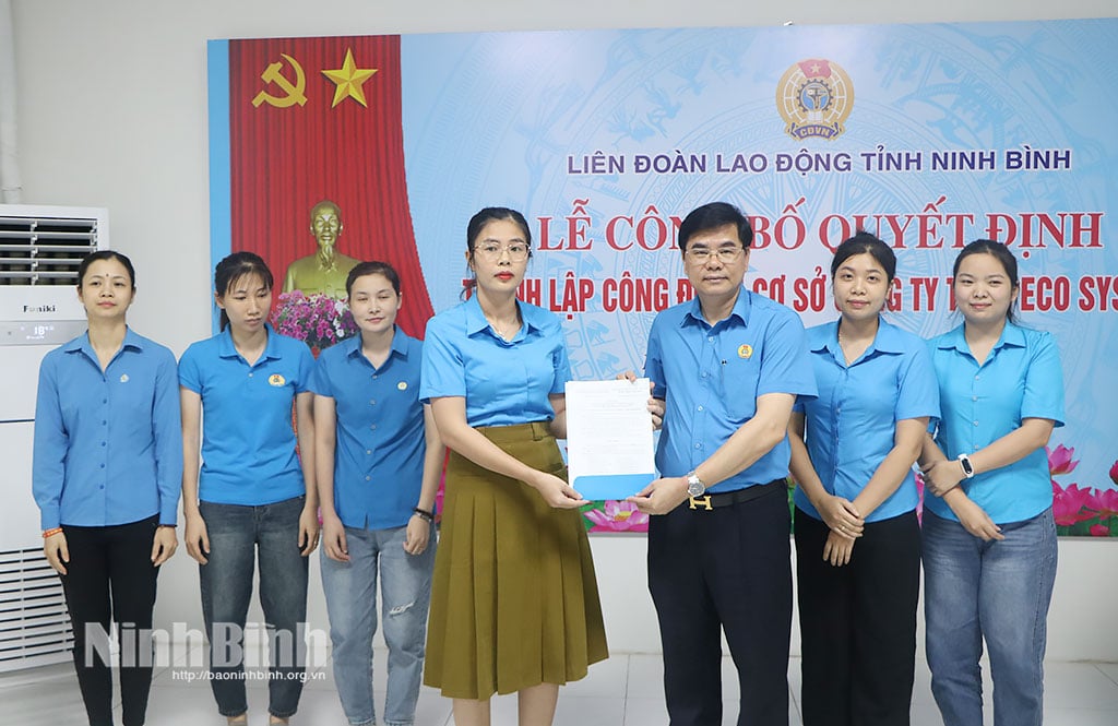 Comrade Nguyen Hai Long, Provincial Party Committee member, Vice Chairman of the Provincial Vietnam Fatherland Front Committee, Chairman of the Provincial Labor Federation, presented the Decision appointing the Provisional Executive Committee of the Trade Union of ECO SYSTEM Company Limited.