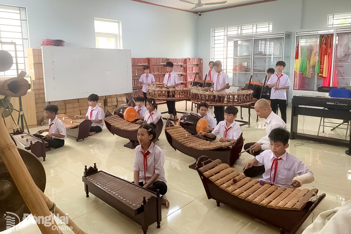 លោក Le Van Cong អនុវិទ្យាល័យ និងវិទ្យាល័យ Bu Gia Map Ethnic Boarding ណែនាំសិស្សានុសិស្សក្នុងក្លឹបតន្ត្រីឱ្យទទួលបានបទពិសោធន៍ពីភាសាខ្មែរ។   