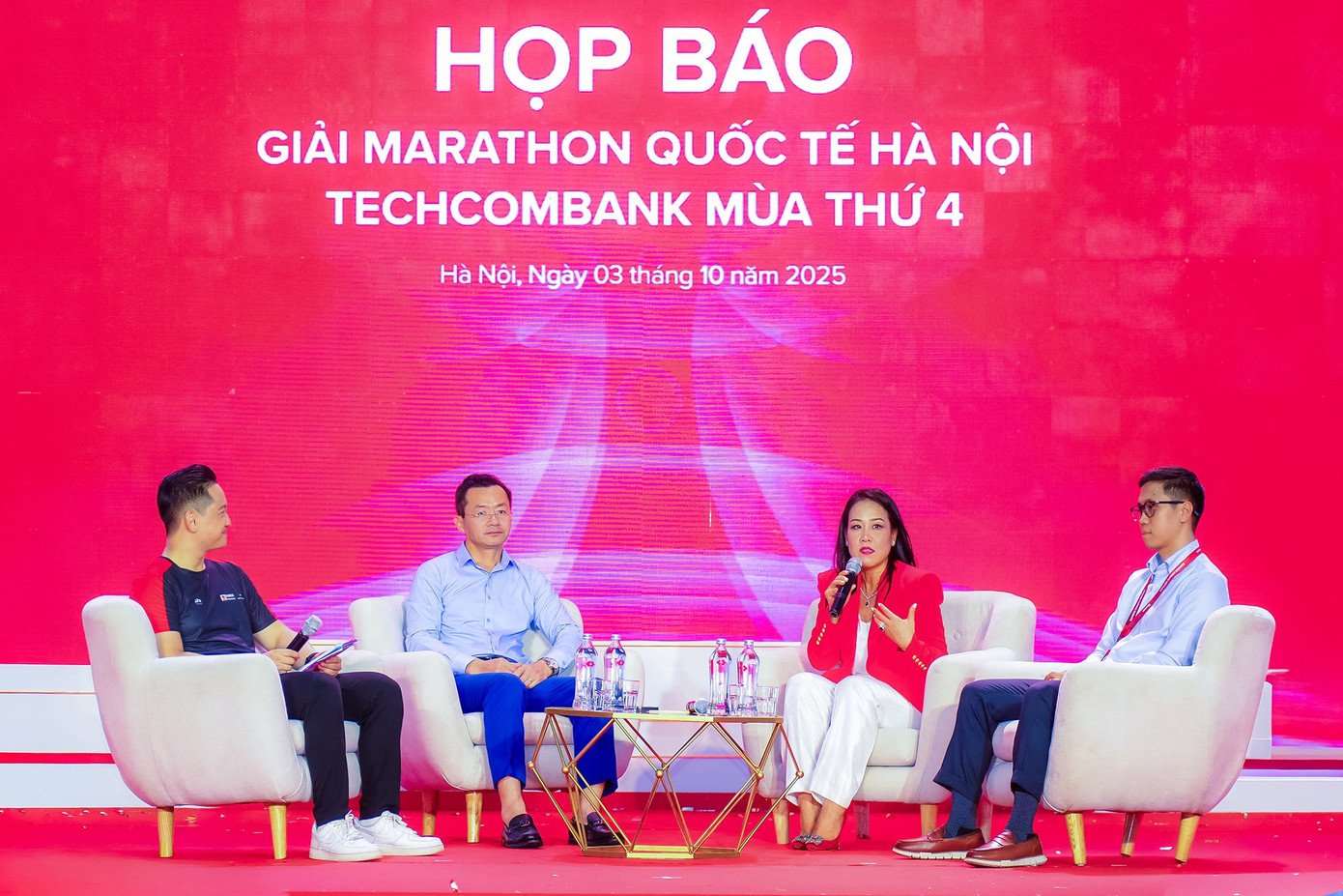 ngay-sau-le-khai-mac-giai-marathon-quoc-te-ha-noi-techcombank-mua-thu-4-cung-to-chuc-hop-bao-de-lam-ro-hon-cac-van-de-ma-truyen-thong-cung-nhu-cac-vdv-quan-tam.jpg