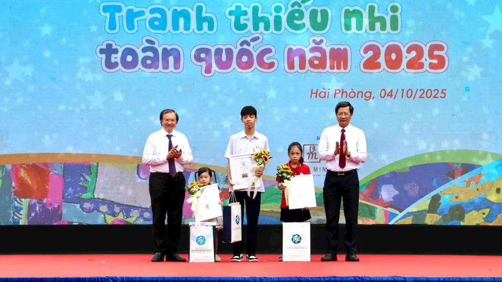 Awarding prizes to outstanding works of the contest. Photo: VIET CUONG