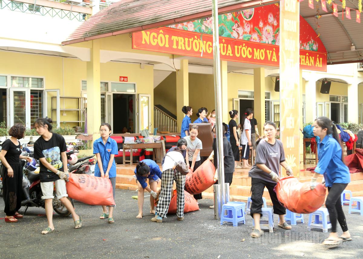 Alunos da filial da Universidade Thai Nguyen em Ha Giang apoiam a Escola Primária Le Loi, distrito 1 de Ha Giang.