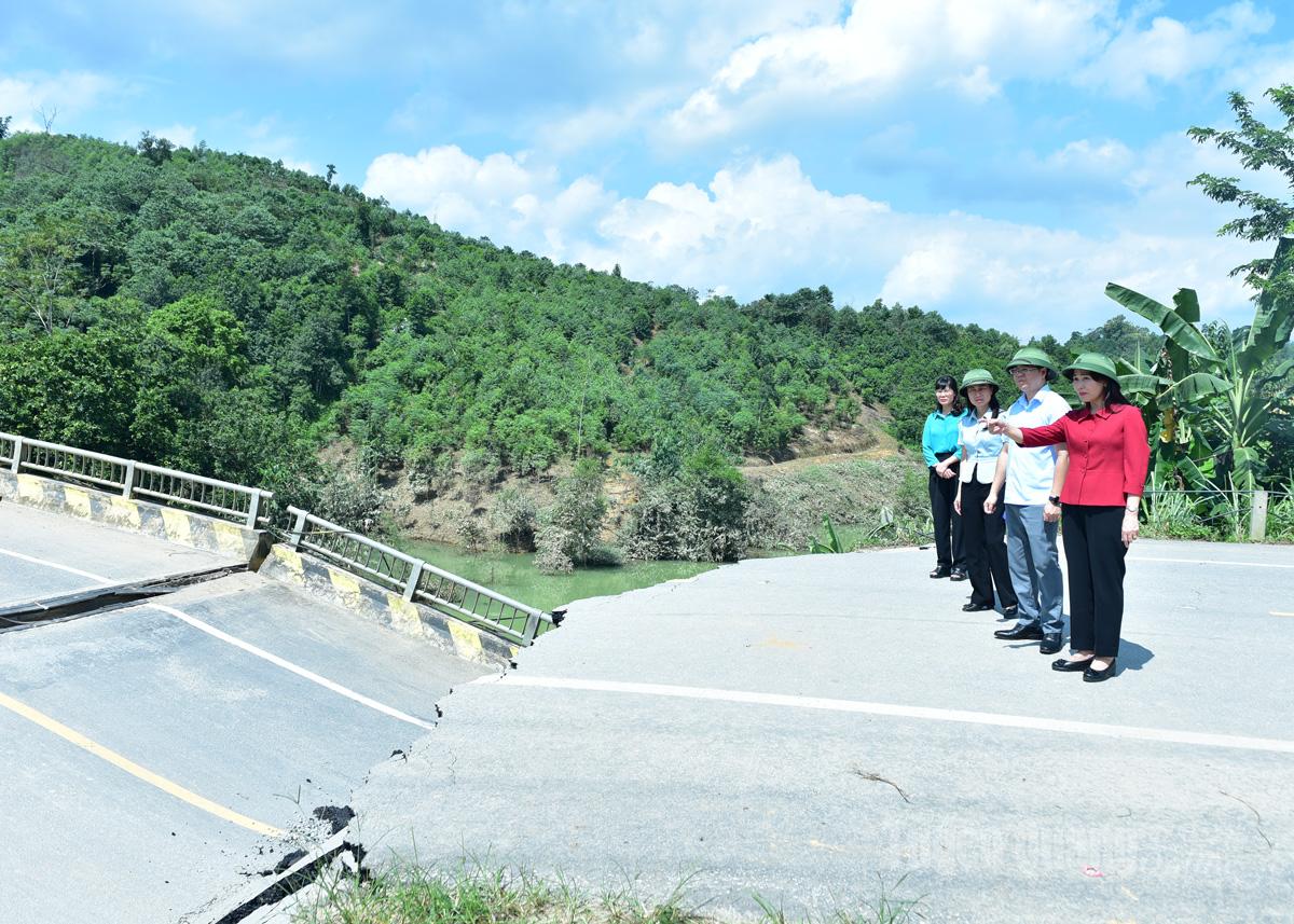 Kamerad Nong Thi Bich Hue, Wakil Sekretaris Tetap Komite Partai Provinsi, memahami situasi di lokasi runtuhnya jembatan Tat Luong di Jalan Raya 185 melalui komune Na Hang.