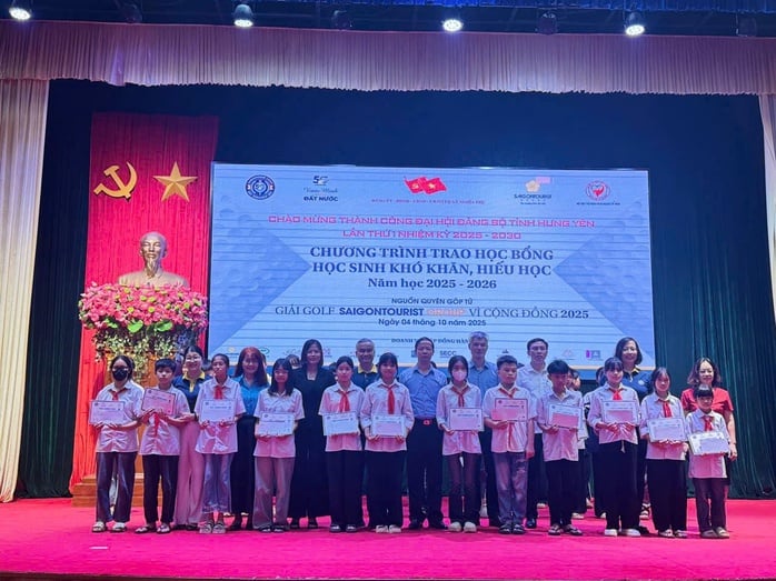 Saigontourist Group trao tặng 750 suất học bổng trị giá 1 tỉ đồng cho học sinh có hoàn cảnh khó khăn - Ảnh 2.