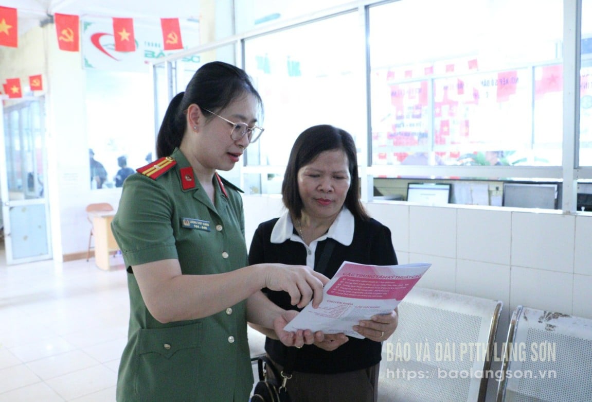 Chiến sĩ Công an hỗ trợ người dân thực hiện các thủ tục khám