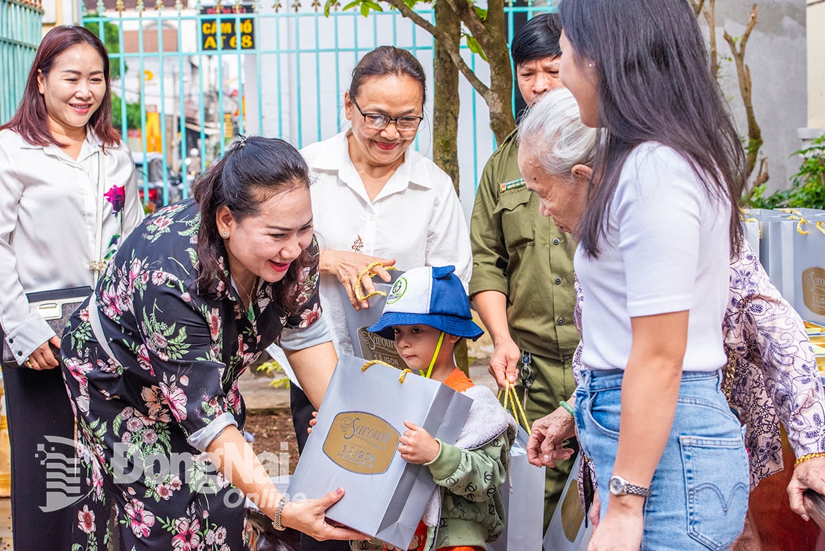 Not only organizations, many individuals also give Mid-Autumn gifts to poor children and children in difficult circumstances. In the photo: Ms. Tran Thi Kim Chi (Long Khanh ward) gives Mid-Autumn gifts to children in difficult circumstances in Long Khanh ward. Photo: BUI DUNG - AN NHON - NGA SON - LE DUY - LO VAN HOP
