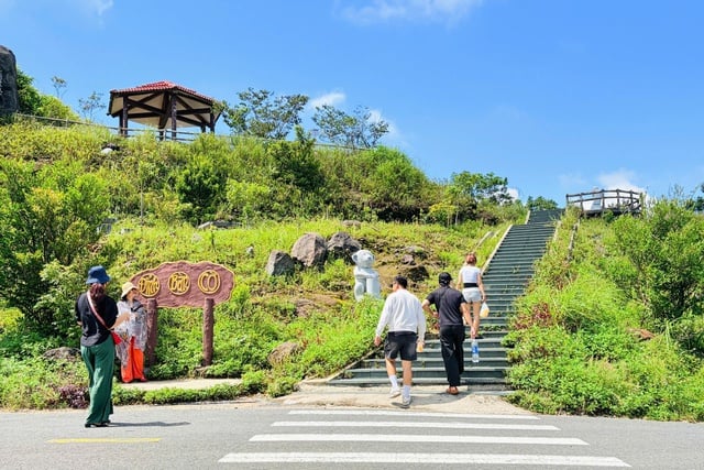 Du khách đến bán đảo Sơn Trà tăng mạnh sau 3 năm đóng cửa vì sạt lở  - Ảnh 2.