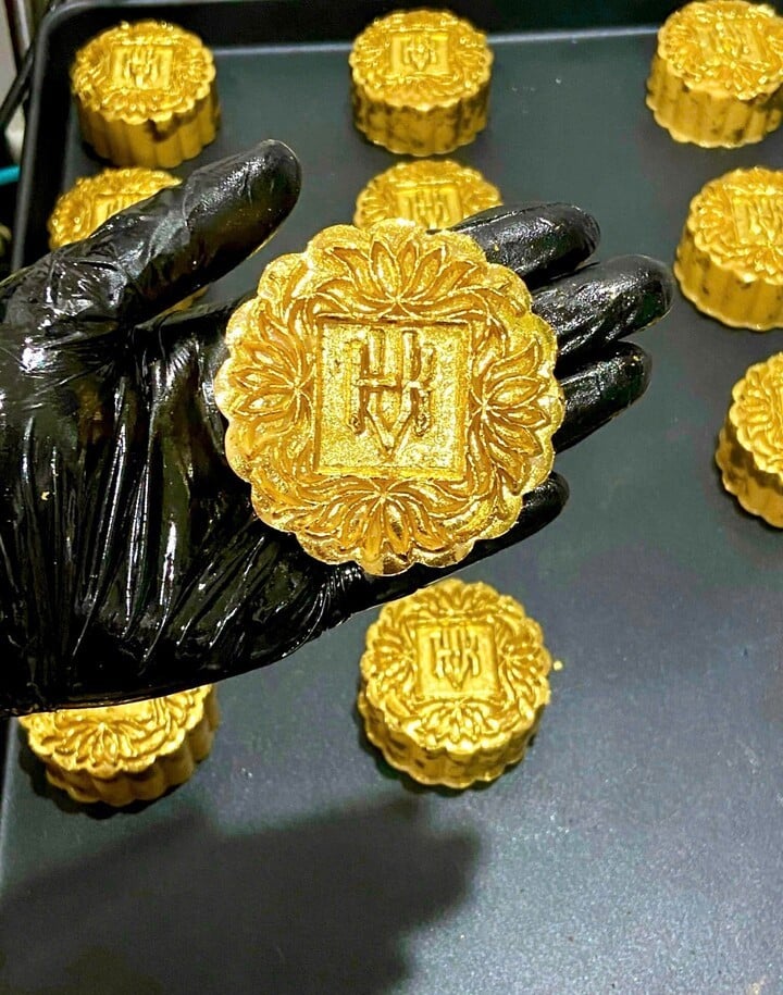 24K gold leaves are imported from Germany, with a price of about 3.3 million VND/25 leaves.