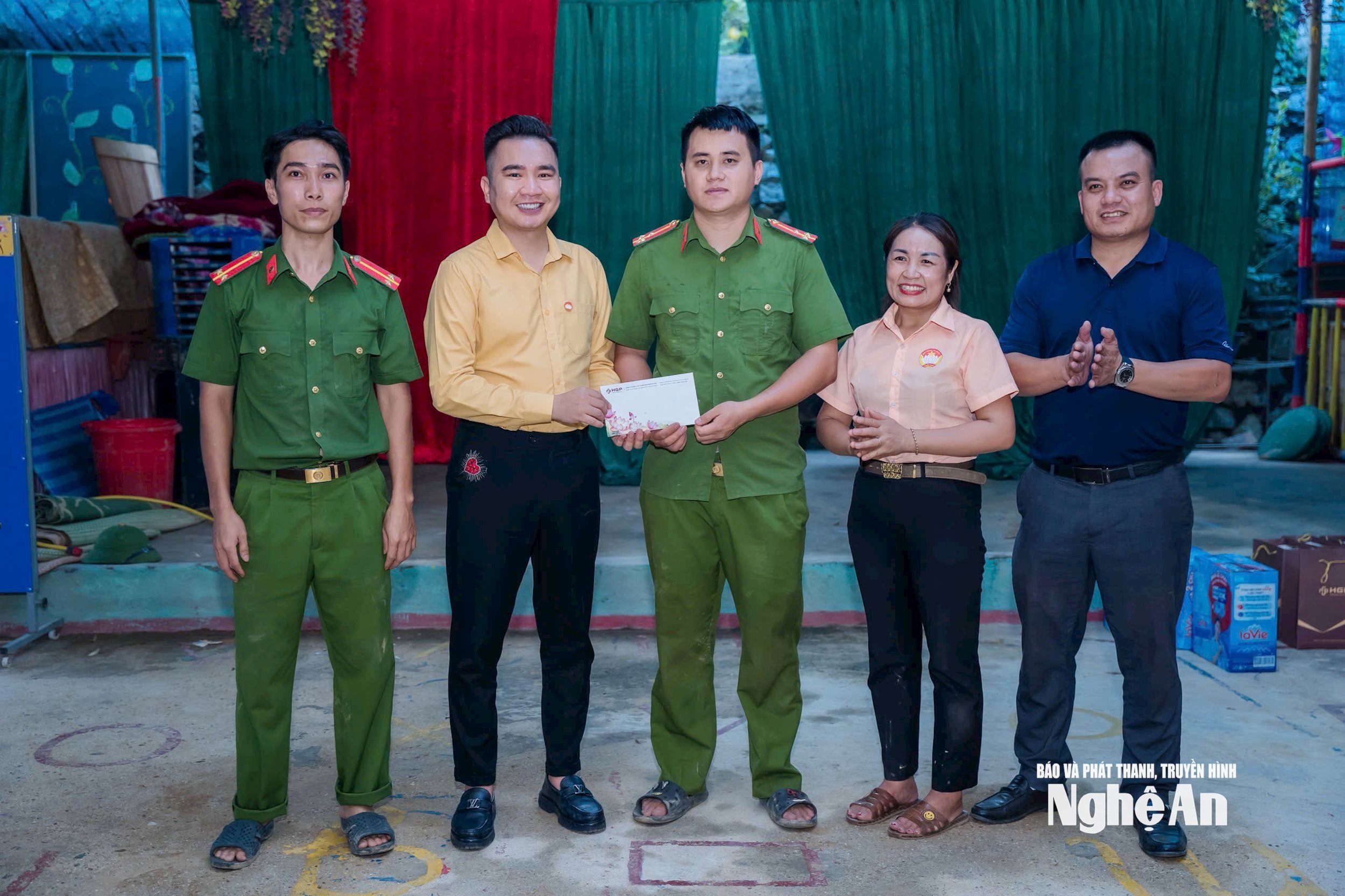 ផ្តល់ឱ្យប៉ូលីស