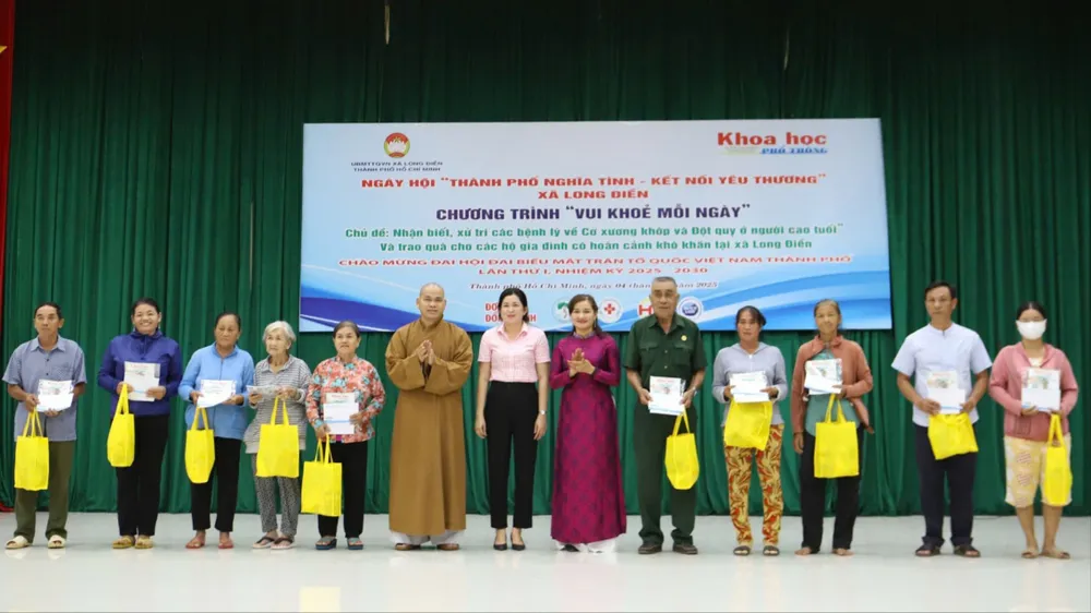 កម្មវិធីចែកអំណោយដល់មនុស្សចាស់ក្នុងស្ថានភាពលំបាកនៅឃុំឡុងដៀន (HCMC)