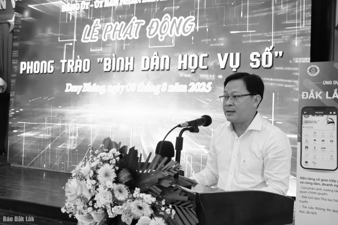  អនុលេខាគណៈកម្មាធិការបក្ស ប្រធានគណៈកម្មាធិការប្រជាជនឃុំ Dray Bhang Le Phuoc Toan។  