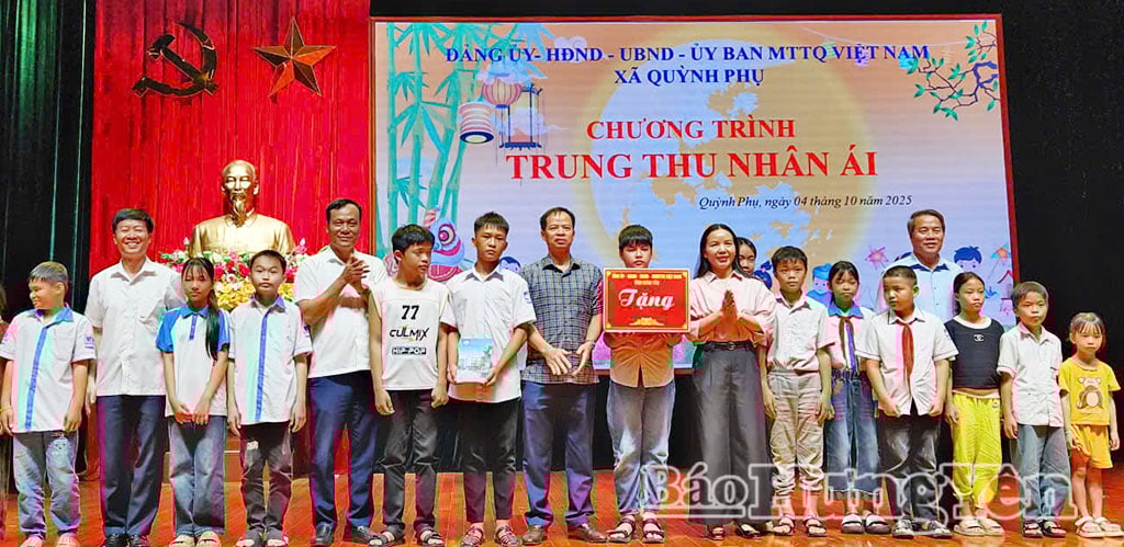 Der ständige stellvertretende Vorsitzende des Provinzkomitees der Vaterländischen Front Vietnams und die Anführer der Gemeinde Quynh Phu überreichten Kindern in schwierigen Lebensumständen Geschenke.