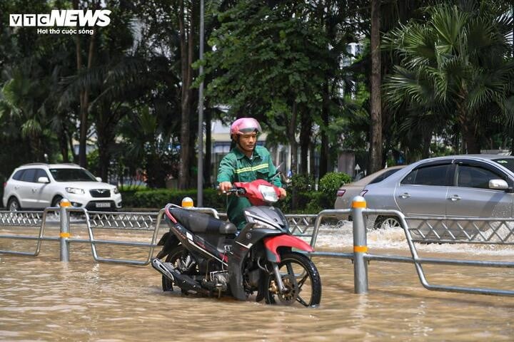 Một điểm ngập trên phố Hà Nội sau bão số 10.