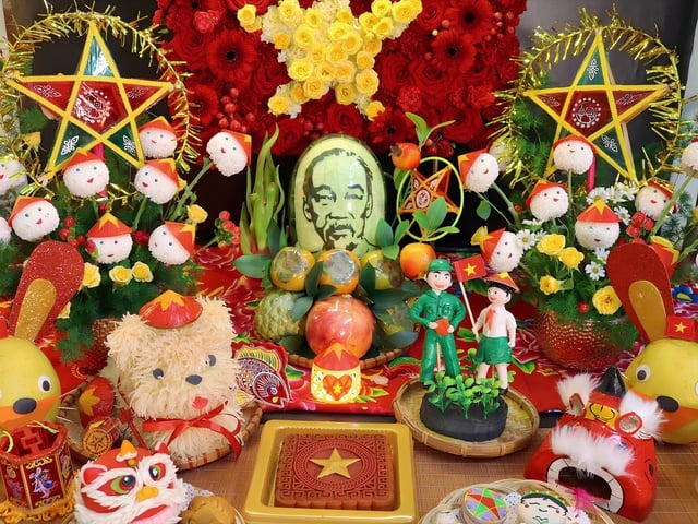 Mâm cỗ Trung thu yêu nước của mẹ Hà Nội gây ấn tượng đặc biệt với thiếu nhi - Ảnh 2.