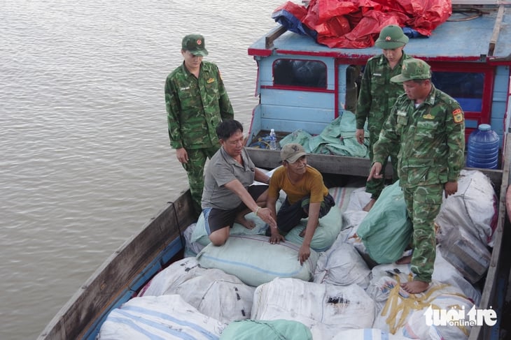 Vĩnh Long phát hiện 7 tấn vảy tê tê, da trăn, xương động vật tuồn về Việt Nam - Ảnh 3.
