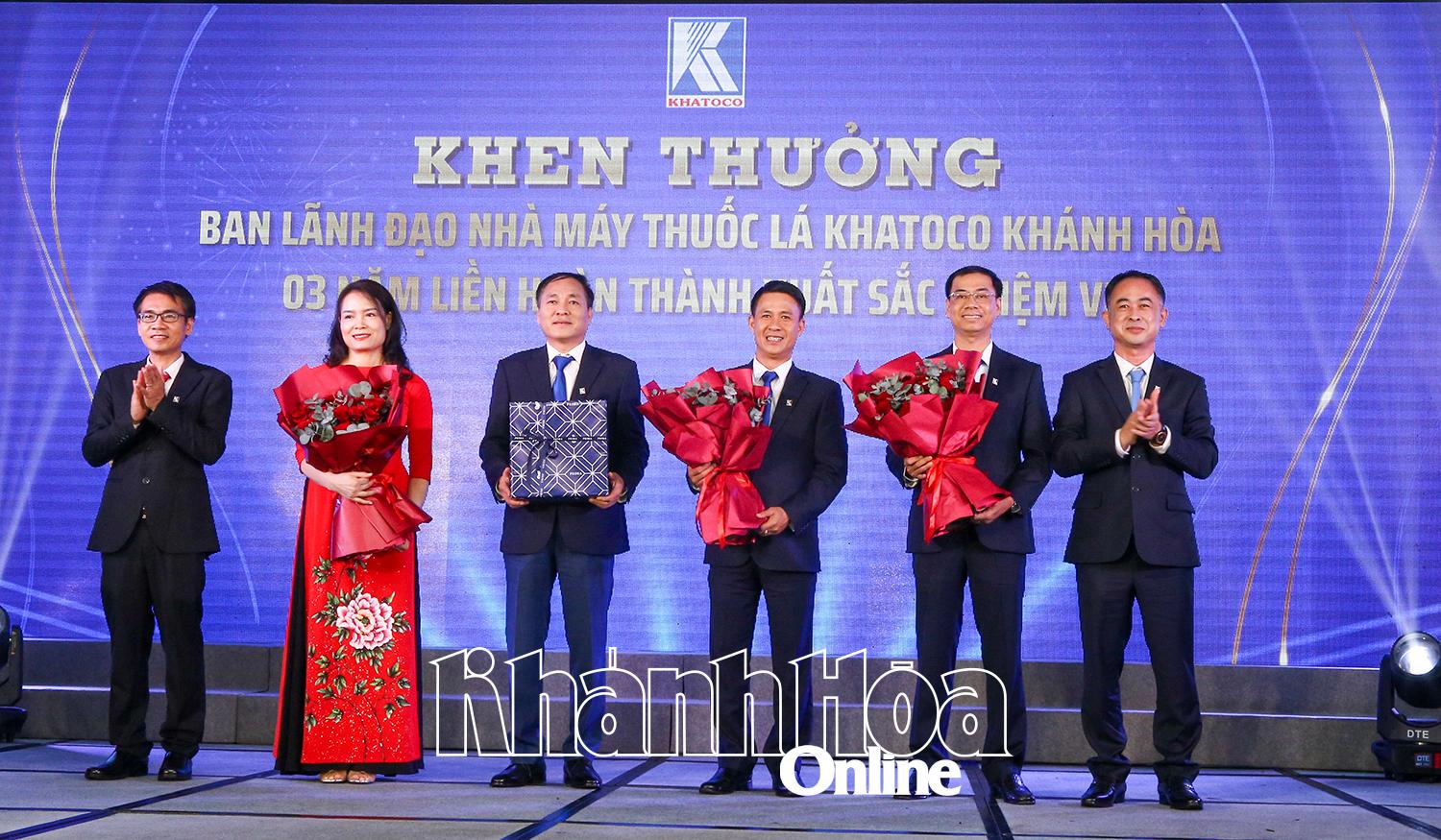 មេដឹកនាំ Khatoco ផ្តល់រង្វាន់ដល់ក្រុមប្រឹក្សាភិបាលនៃរោងចក្រថ្នាំជក់ Khatoco Khanh Hoa សម្រាប់រយៈពេល 3 ឆ្នាំជាប់ៗគ្នានៃលទ្ធផលការងារដ៏ល្អ។