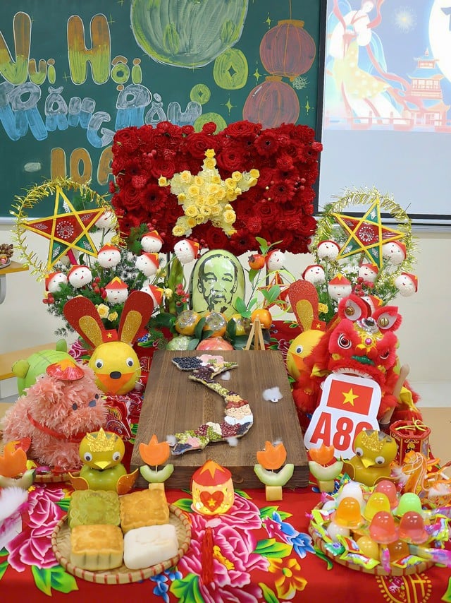 Mâm cỗ Trung thu yêu nước của mẹ Hà Nội gây ấn tượng đặc biệt với thiếu nhi - Ảnh 7.